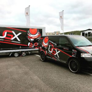 Race trailer achter bus