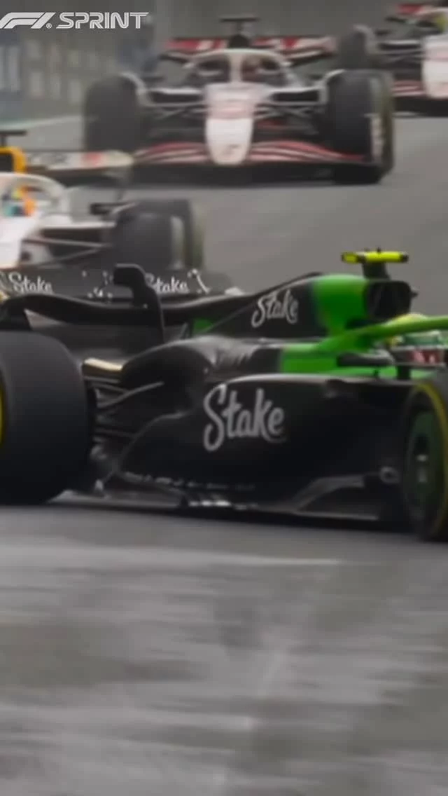 🇬🇧 EnglishGabriel Bortoleto’s sprint ended dramatically on the final lap in São Paulo. While fighting for P10, he lost control on the damp track, hit the wall hard and his car briefly launched into the air. Luckily, he walked away without injuries.⸻🇳🇱 NederlandsGabriel Bortoleto crashte op de laatste ronde van de sprint in São Paulo. Tijdens zijn aanval voor P10 verloor hij grip op het natte asfalt, raakte hard de muur en vloog zelfs kort de lucht in. Gelukkig kwam hij er zonder blessures vanaf.⸻#F1 #BrazilGP #Bortoleto #SprintRace #FinalLap #Crash #Sauber #Motorsport #Racing #SafetyFirst