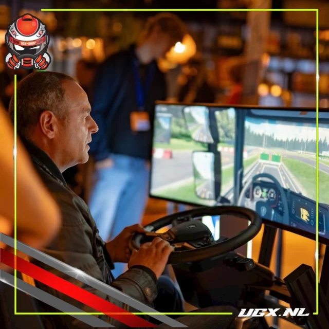 🚚 Stap in de wereld van écht rijden – zonder het terrein te verlaten!Organiseer je een beurs, open dag of event? Met onze Bus / Vrachtwagen Simulator laat je bezoekers ervaren hoe het is om achter het stuur van een écht zwaar voertuig te zitten.✅ Perfect om de basis te leren – van aan- en afkoppelen tot veilig manoeuvreren✅ Rijden door verschillende werelddelen en weersomstandigheden✅ Meer dan 20 behendigheids- en skills-oefeningen✅ Ideaal voor promotie, educatie én entertainmentLaat jouw bezoekers voelen hoe het is om met een 18-meter combinatie door smalle straten te sturen, aan te docken bij een terminal of de eindbestemming zonder schade te bereiken.🎯 Op zoek naar een publiekstrekker met impact én leerwaarde?Onze simulator is dé eye-catcher voor op jouw beurs of event.⸻📩 Interesse?Stuur ons een bericht en wij regelen de rest.⸻#VrachtwagenSimulator #BusSimulator #EventRental #BeursActivatie #TransportBeleving #LogistiekEvent #SimulatorHuren #DriverExperience #TruckExperience #UGXEvents #RoadToSkill #TransportTraining #EventAttractie #BelevingOpWielen #YouDreamItWeBuildIt