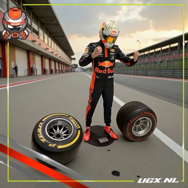 Huur een levensechte Verstappen bij ons!Geef jouw event het ultieme Formule 1 gevoel met onze realistische Verstappen pop, compleet met echte F1 banden waaronder zelfs een originele band uit de F1 paddock.Het voelt alsof hij écht bij jouw event staat. Perfect als fotomoment, decoratie of als eyecatcher op beurzen, bedrijfsfeesten en openingen.Maak jouw event uniek met onze hoogwaardige F1 decoratie van UGX.#Formula1 #Verstappen #F1Decor #F1Event #EventRental #EventDecor #F1Experience #UGX #RaceEvent #Motorsport #RedBullRacing #F1Fans #EventInspiration #BusinessEvents #EventMarketing #EventStyling